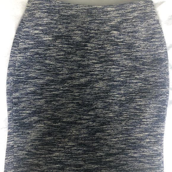 Blue and White Ann Taylor skirt. Size 8 Slim Fit - Picture 3 of 4